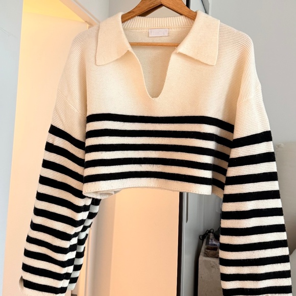 Cropped Black and White V-Neck Sweater - Picture 1 of 4